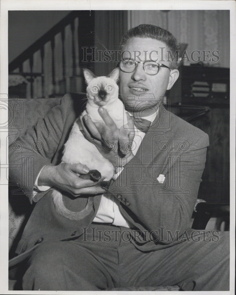 1960 Press Photo Cecil A. Fisher, pet cat &quot;Spunkee&quot; - Historic Images