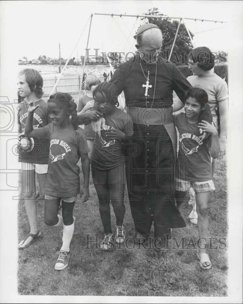 1976 Press Photo Bishop Thomas Daily and some children - Historic Images