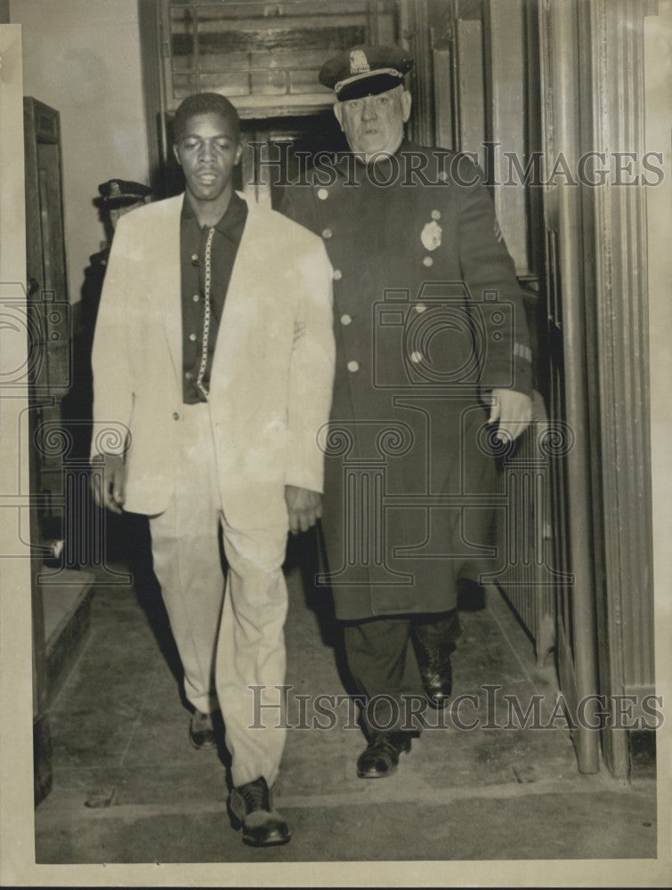 1954 Press Photo Sgt. James Collins with prisoner - Historic Images