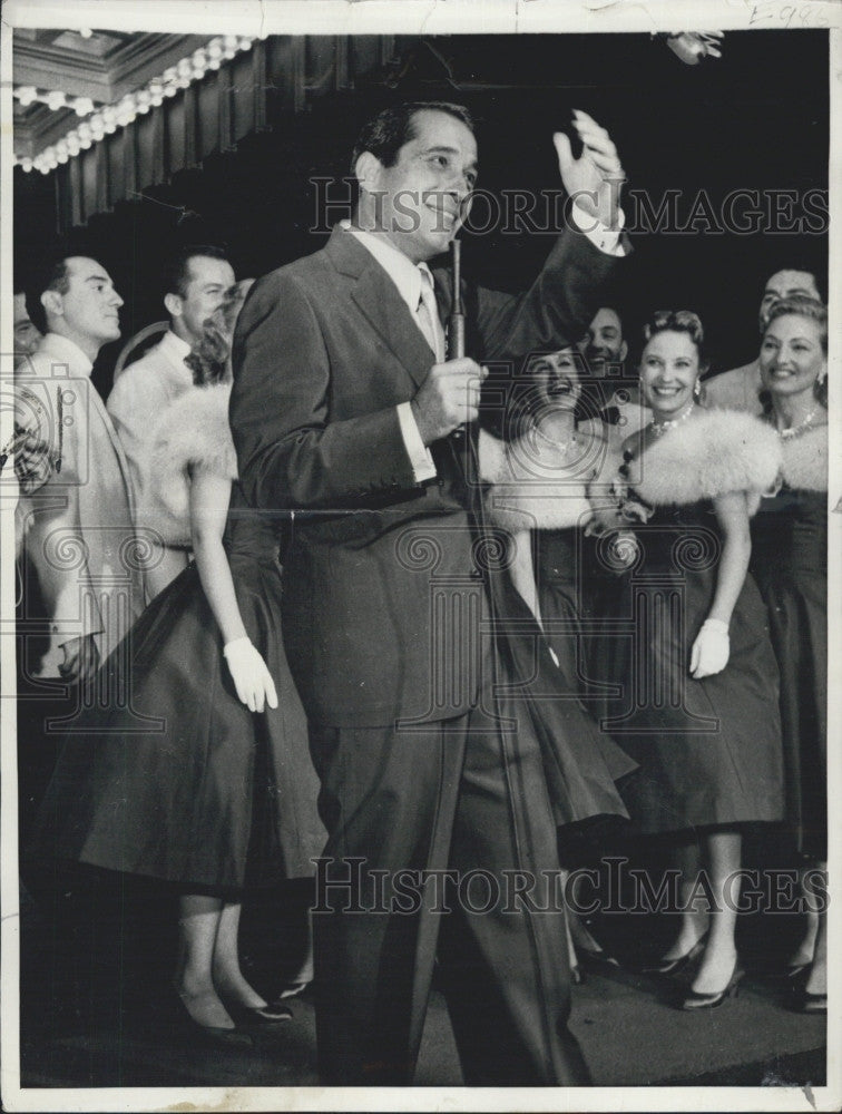 1957 Press Photo Entertainer Perry Como under the marquee of Ziegfeld Theater - Historic Images