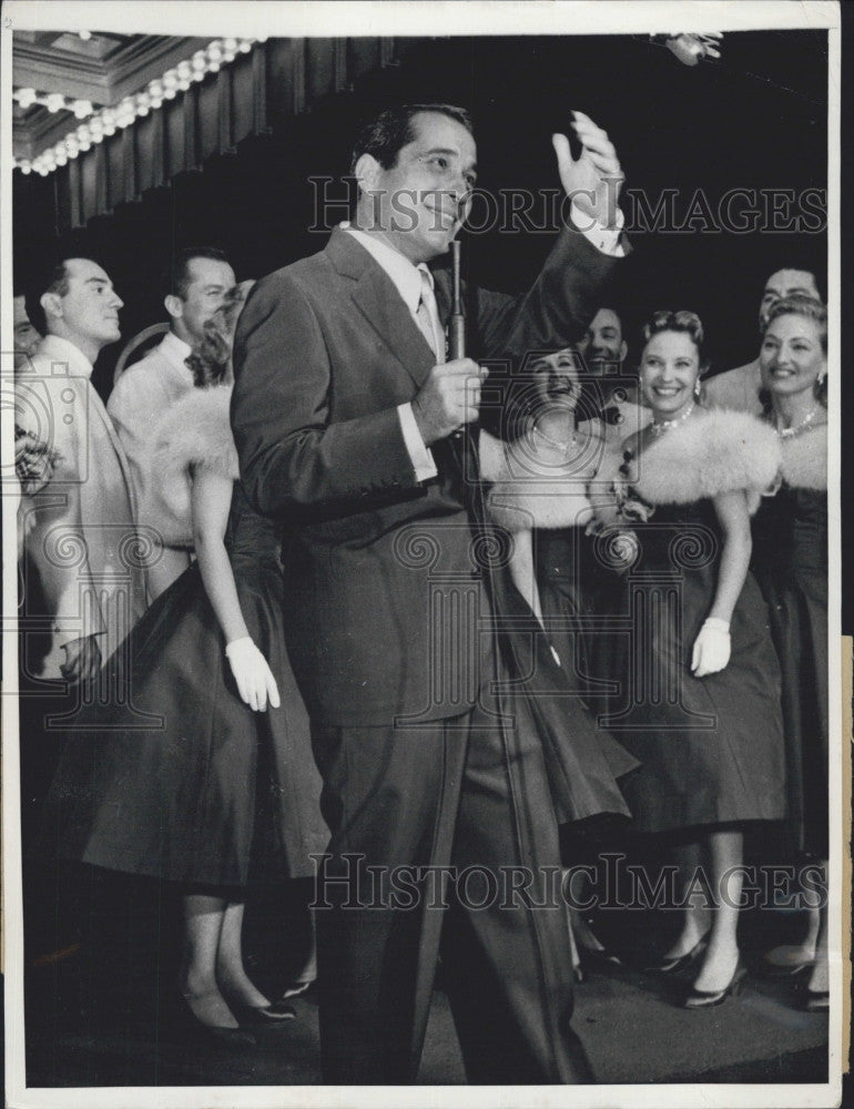 1957 Press Photo Entertainer Perry Como under the marquee of Ziegfeld Theater - Historic Images