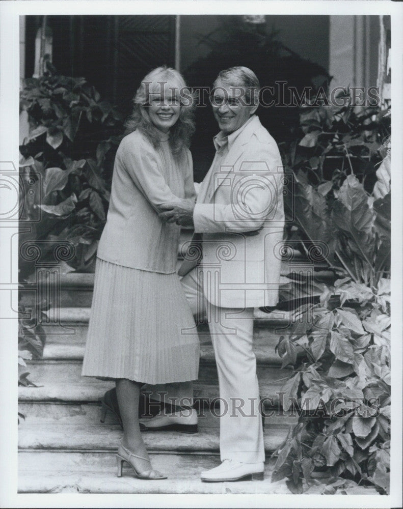 Press Photo Loretta Swit, Singer Perry Como &quot;Perry Como&#39;s Bahamas Holiday&quot; - Historic Images