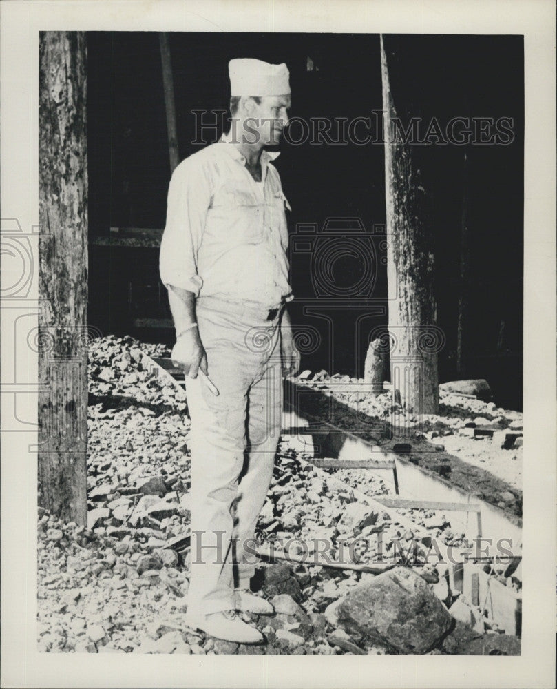 1951 Press Photo WW McGinn, chief builder USN at Guantanamo Bay,Cuba - Historic Images