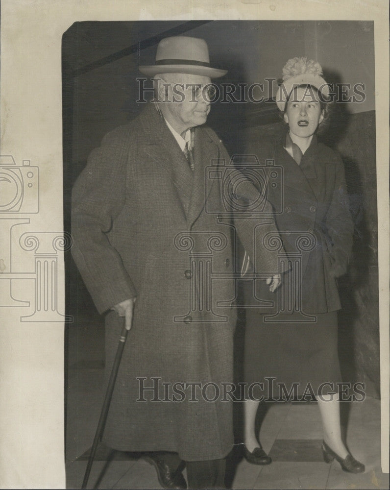 1949 Press Photo Dr Edward J. McGovern DDS &amp; daughter - Historic Images