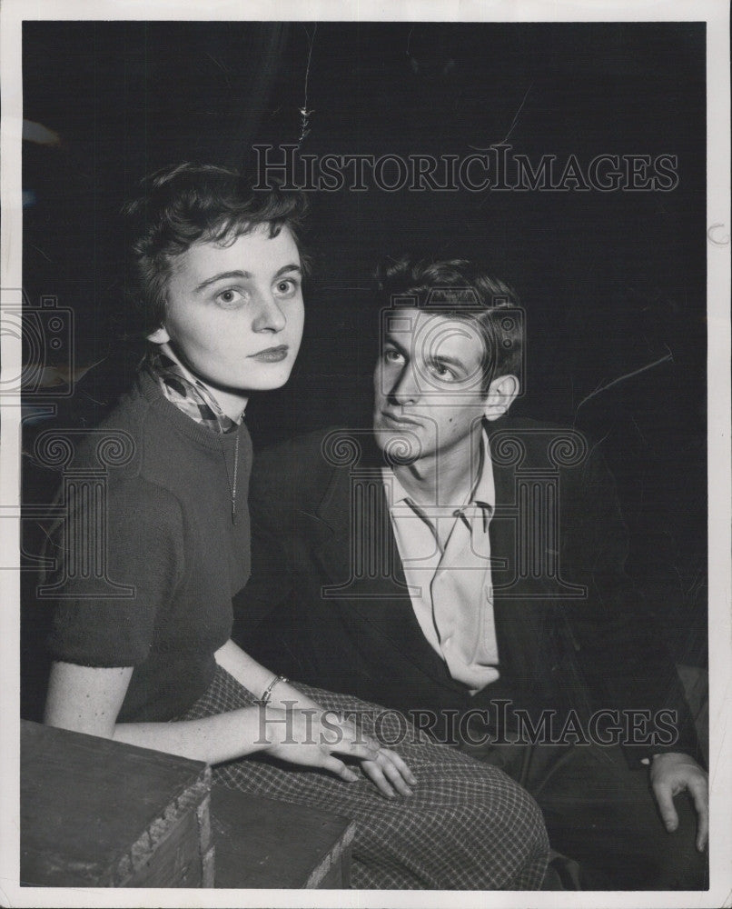 1954 Press Photo Virginia McGinnis &amp; Amnon Kabatchnic in play &quot;Hamlet&quot; - Historic Images