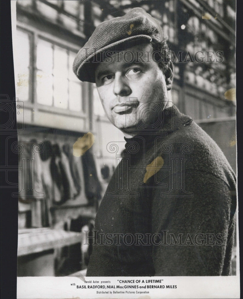 1951 Press Photo Niall MacGinnis in &quot;Chance of a Lifetime&quot; - Historic Images