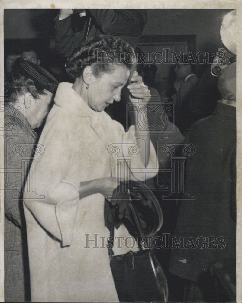 1956 Press Photo Mrs McGinnes after a train robbery - Historic Images