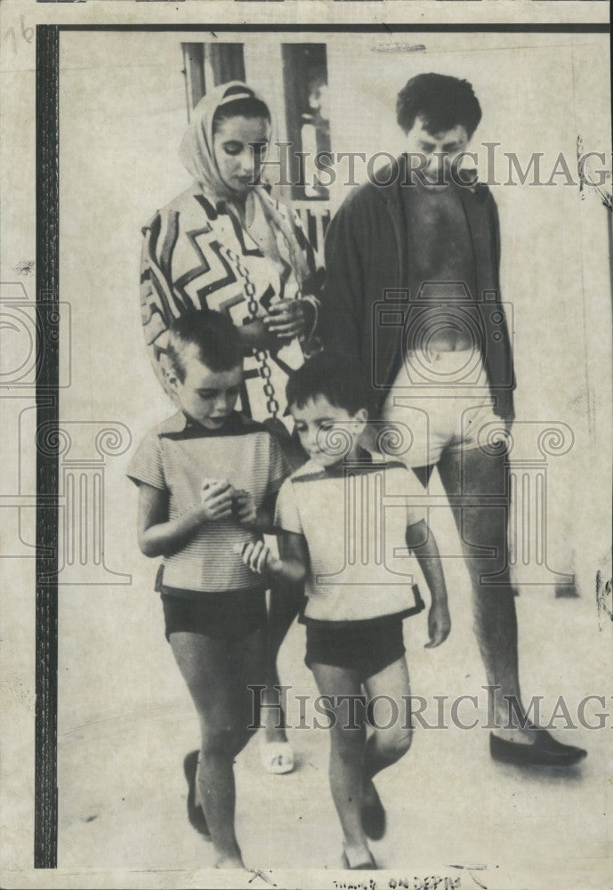 1959 Press Photo Actress Elizabeth Taylor With Children And Husband Eddie Fisher - Historic Images