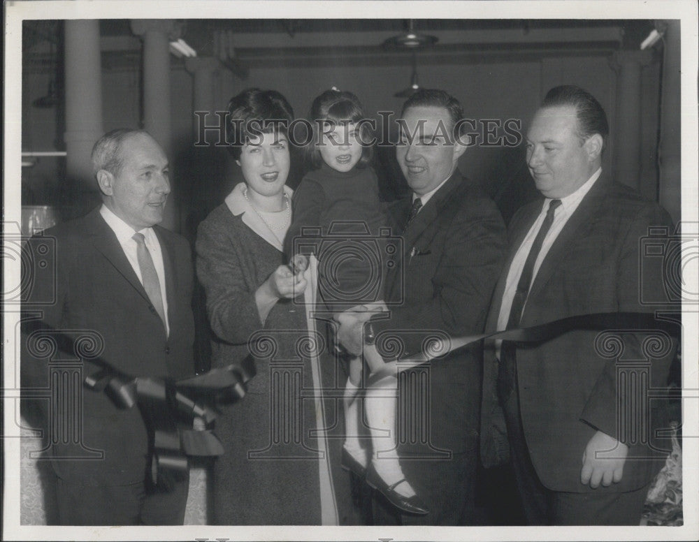 1966 Press Photo Feinstein Holds Ribbon Cutting for J L Fein Furniture Galleries - Historic Images