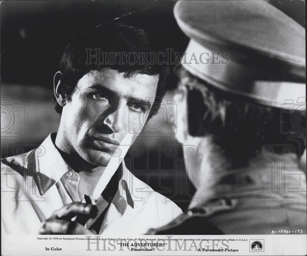 1970 Press Photo Bekim Fehmiu &amp; Sidney Tafler In &quot;The Adventurers&quot; - Historic Images