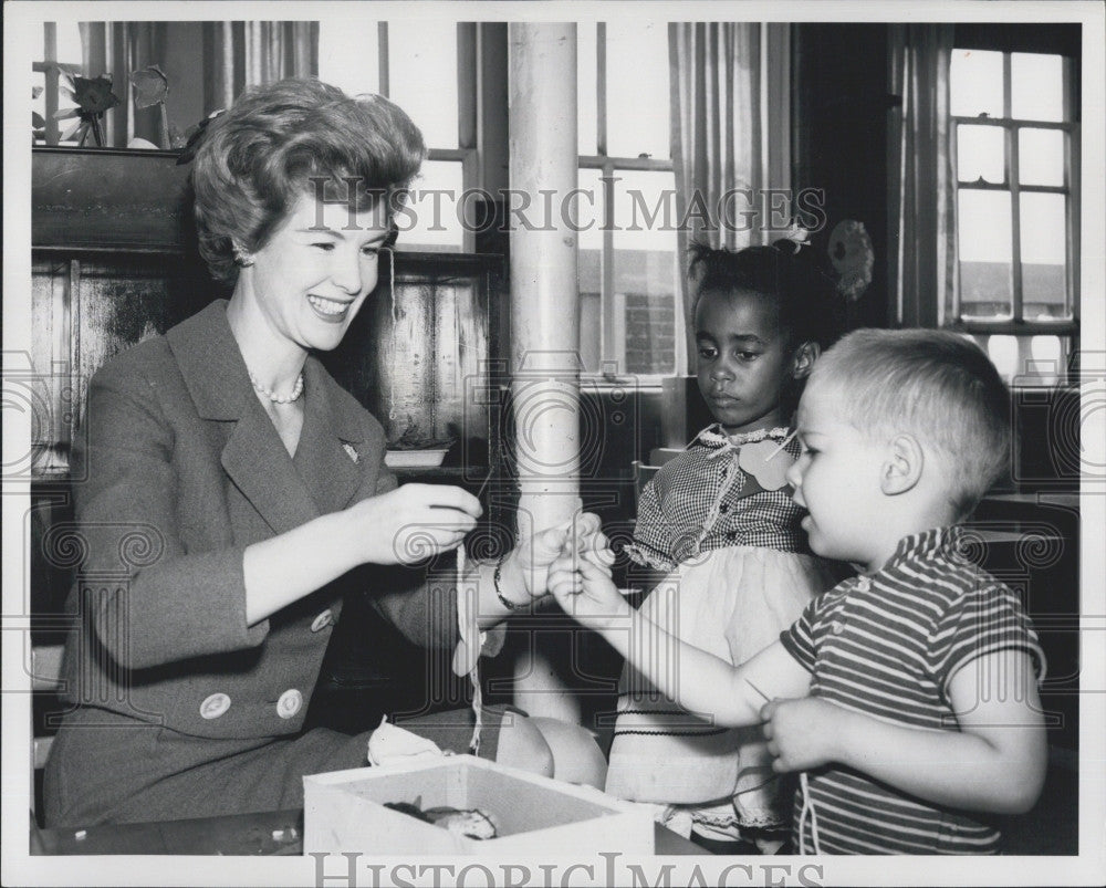 1962 Press Photo Actress Julia Meade at Ruggles Street Nursery School - Historic Images