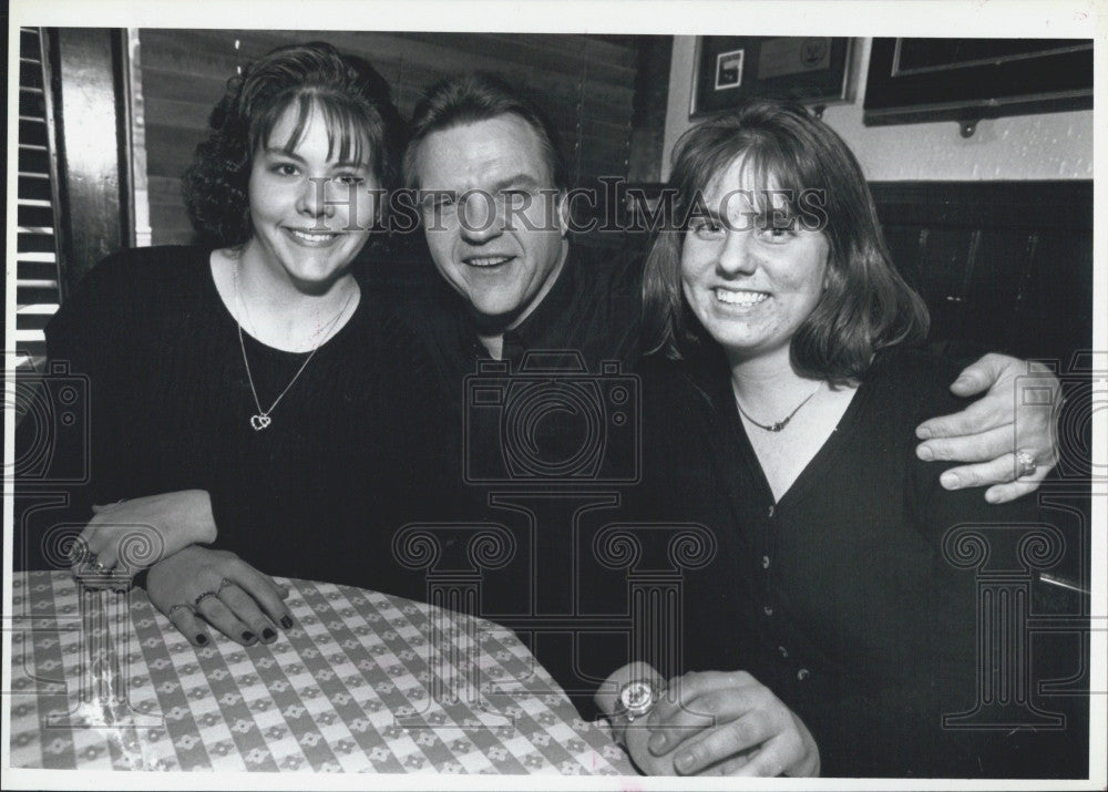 1995 Press Photo Hard Rock Singer Meatloaf with Fans at Hard Rock Cafe - Historic Images