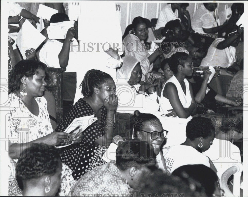 1994 Press Photo Crowd Listening to Minister Louis Farakhan at Mason Cathedral - Historic Images