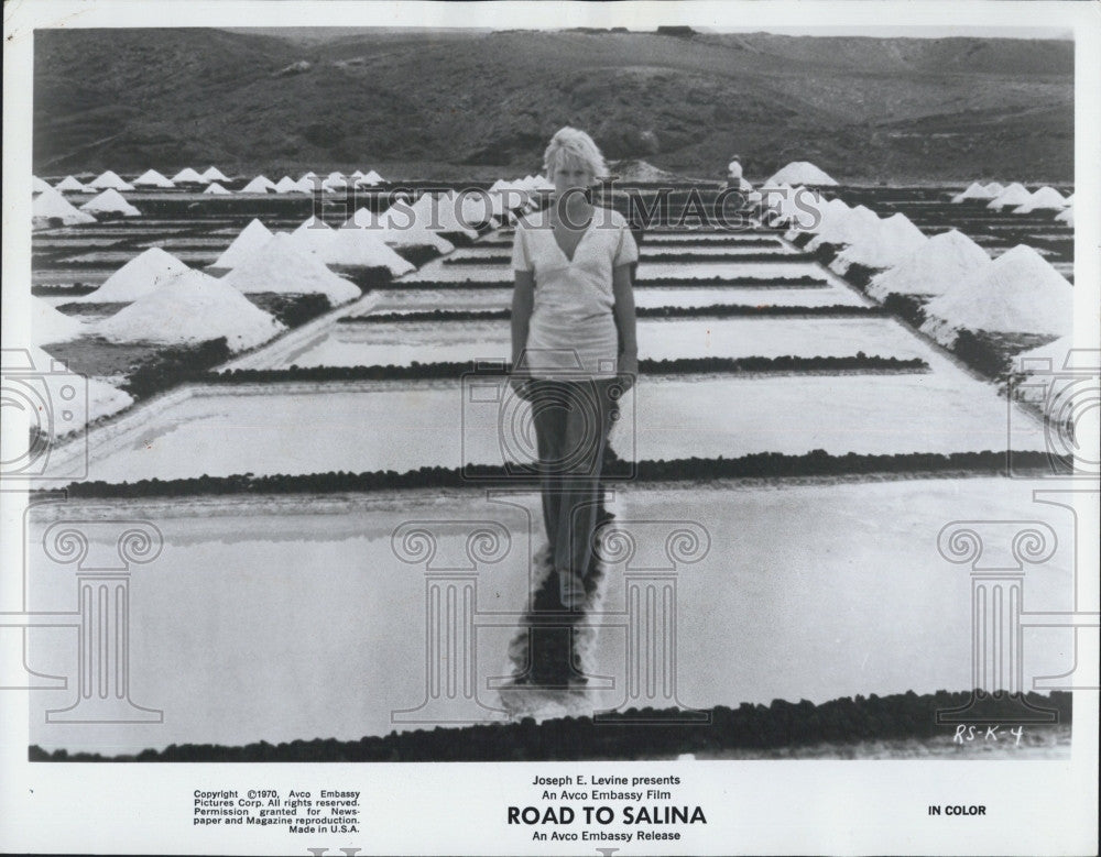 1971 Press Photo Mimsy Farmer in &quot;Road to Salina&quot;. - Historic Images