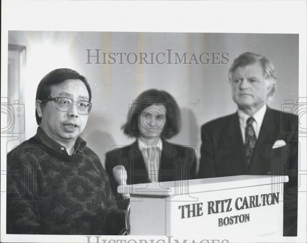 1991 Press Photo Dr.Fang at Press conf with Sen.ed Kennedy and Kathleen Kennedy. - Historic Images