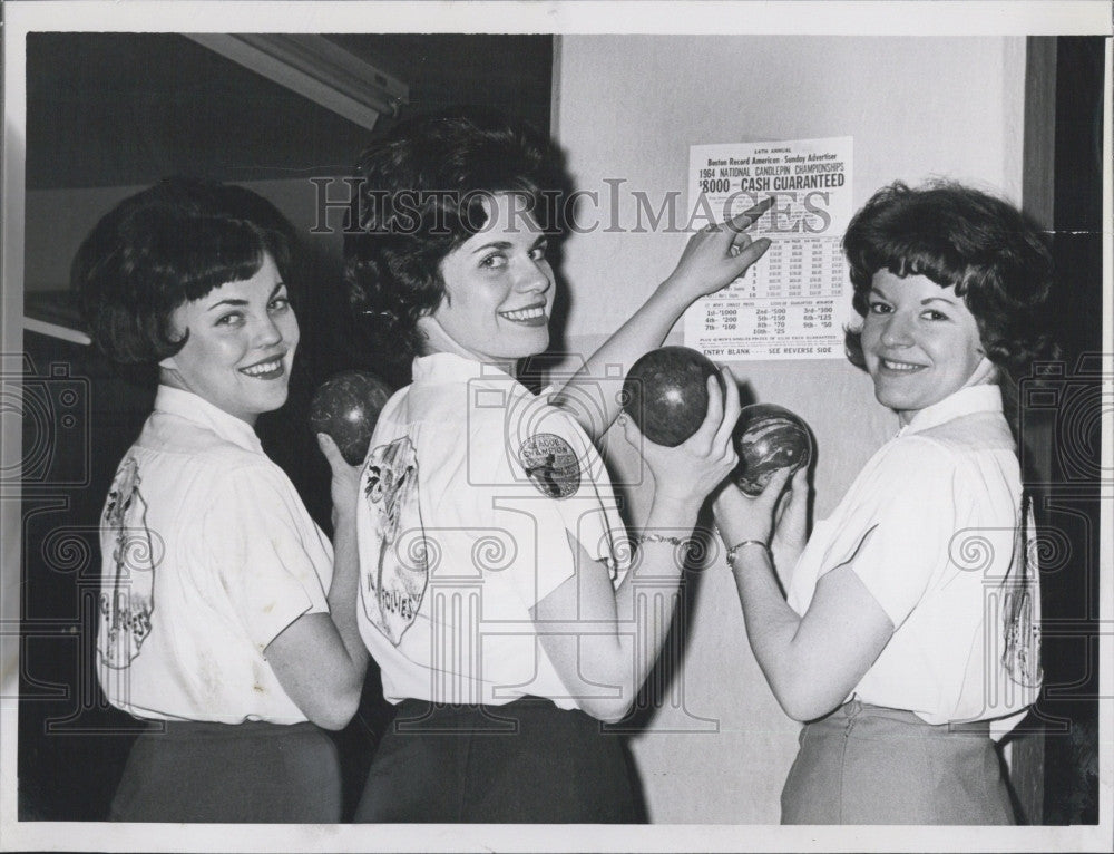 1964 Press Photo Larue Ahlstron, Kathy Norris and Kay Faynor hold a duckpin. - Historic Images