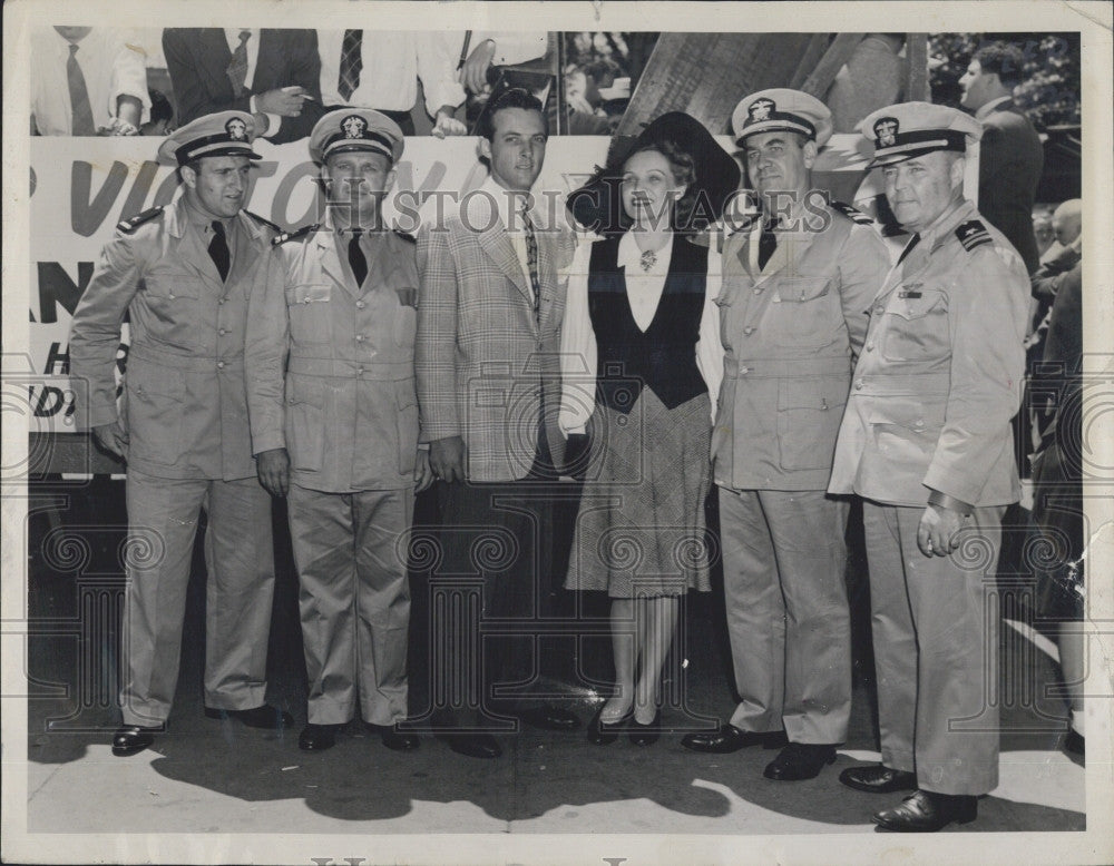 1942 Press Photo Singer Jane PIckens and Jack Edward with Naval Officials. - Historic Images