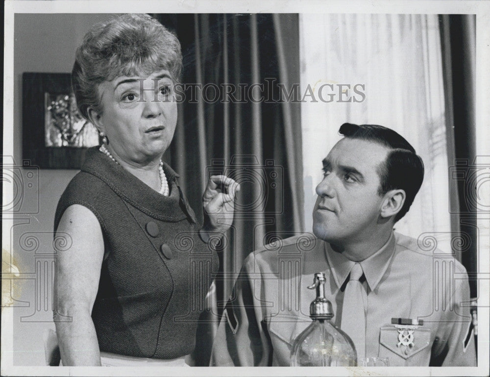 1968 Press Photo Molly Picon and Jim Nabors in "Gomer Pyle -USMC". - Historic Images