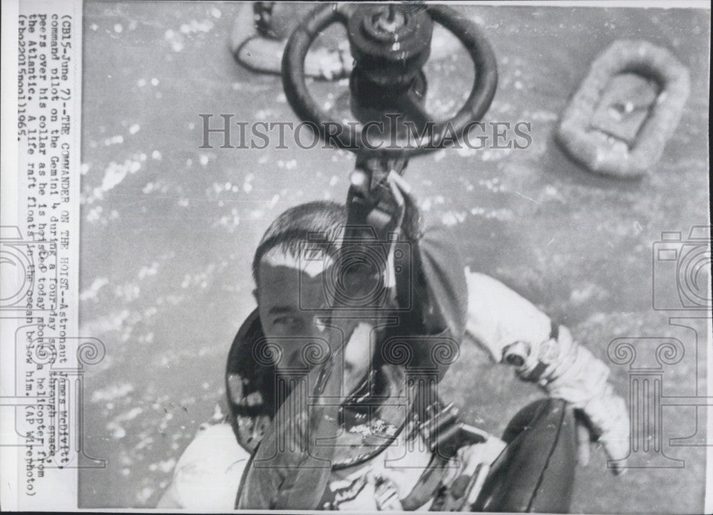 1965 Press Photo Astronauts James McDivitt of Gemini 4 hoisted abroad helicopter - Historic Images