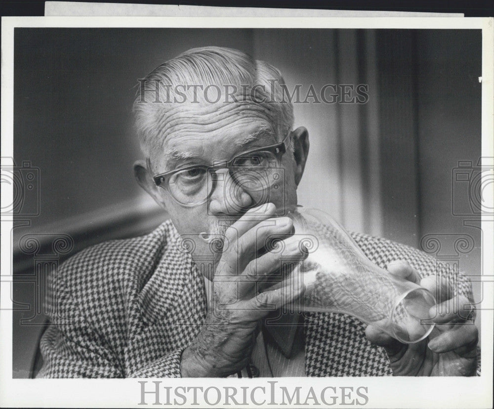1982 Press Photo James MacDonald voice of Mickey Mouse,blowing into lamp chimney - Historic Images