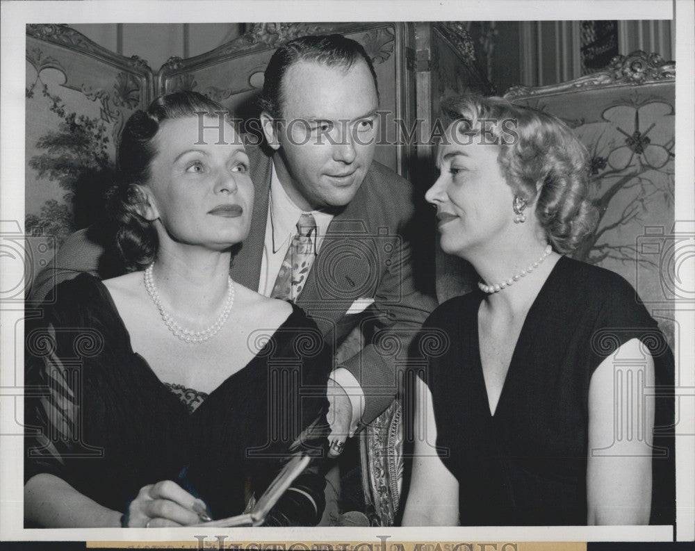 1953 Press Photo Jane Picken with Ed Herlihy and Mrs. Ruloff at Fashion Show. - Historic Images