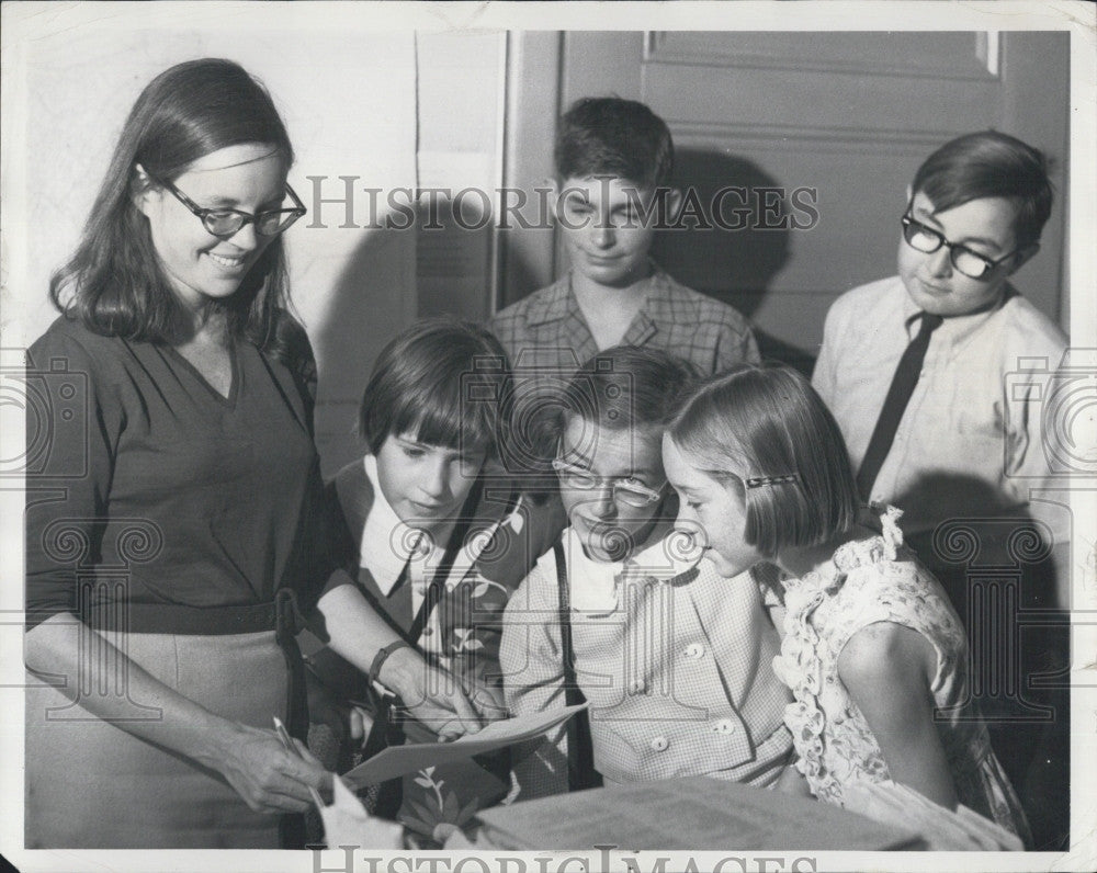 1968 Press Photo Representative Katherine Kane Gives Tour  City Hall to Children - Historic Images