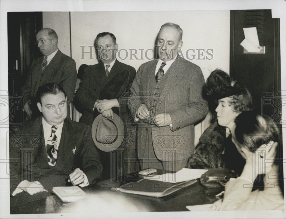 1948 Press Photo George Kanell Speaks to Council at City Hall - Historic Images