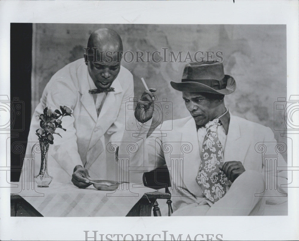 1975 Press Photo John Kani and Winston Ntshona in &quot;Sizwe Banzi is Dead&quot; - Historic Images