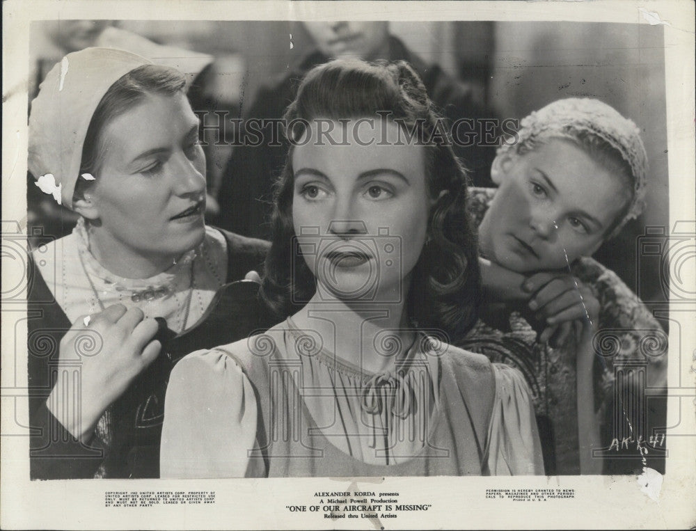 1943 Press Photo Actress Pamela Brown in &quot;One of Our Aircraft is Missing&quot; - Historic Images