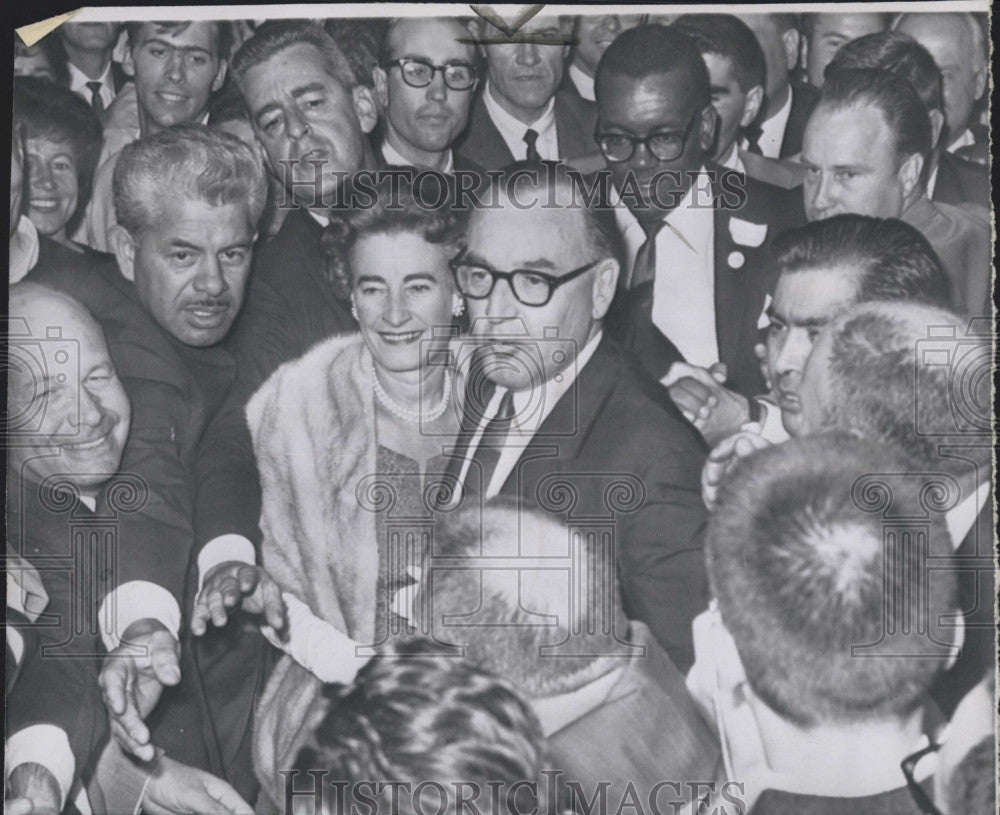 1962 Press Photo Governor Calif Edmund Brown &amp; Wife Surrounded by Well Wishers - Historic Images