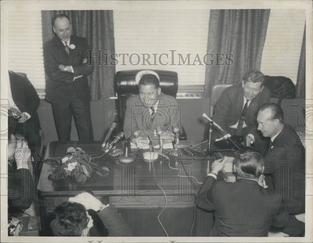 1967 Press Photo Edward Brooke in His Office at JFK Building - Historic Images