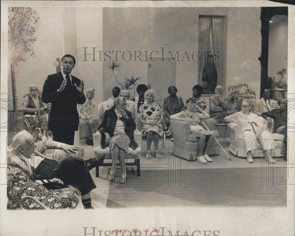 1977 Press Photo Senator Edward Brooke Speaking to Senior Citizens - Historic Images