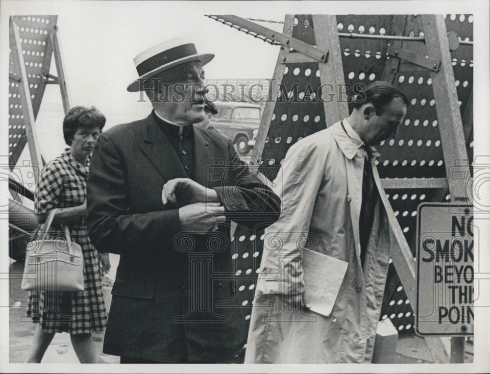 1964 Press Photo Richard Cardinal Cushing at Airport - Historic Images