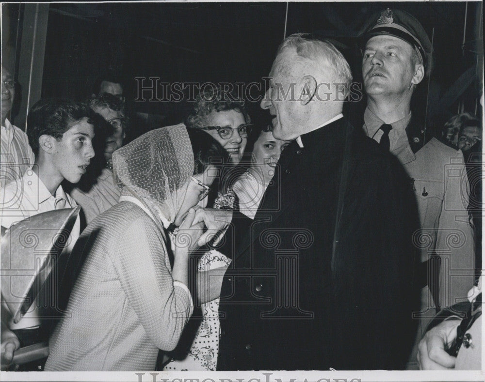 1963 Press Photo Richard Cardinal Cushing With Crowd - Historic Images