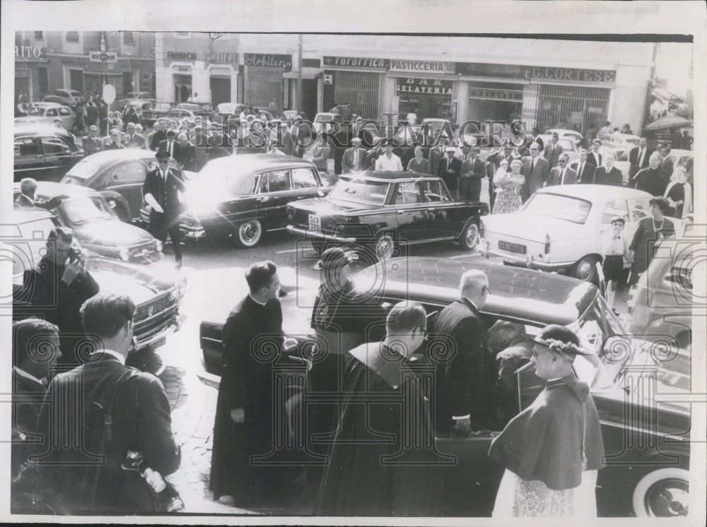 1963 Press Photo Crowd Waits for Cardinals in Street - Historic Images