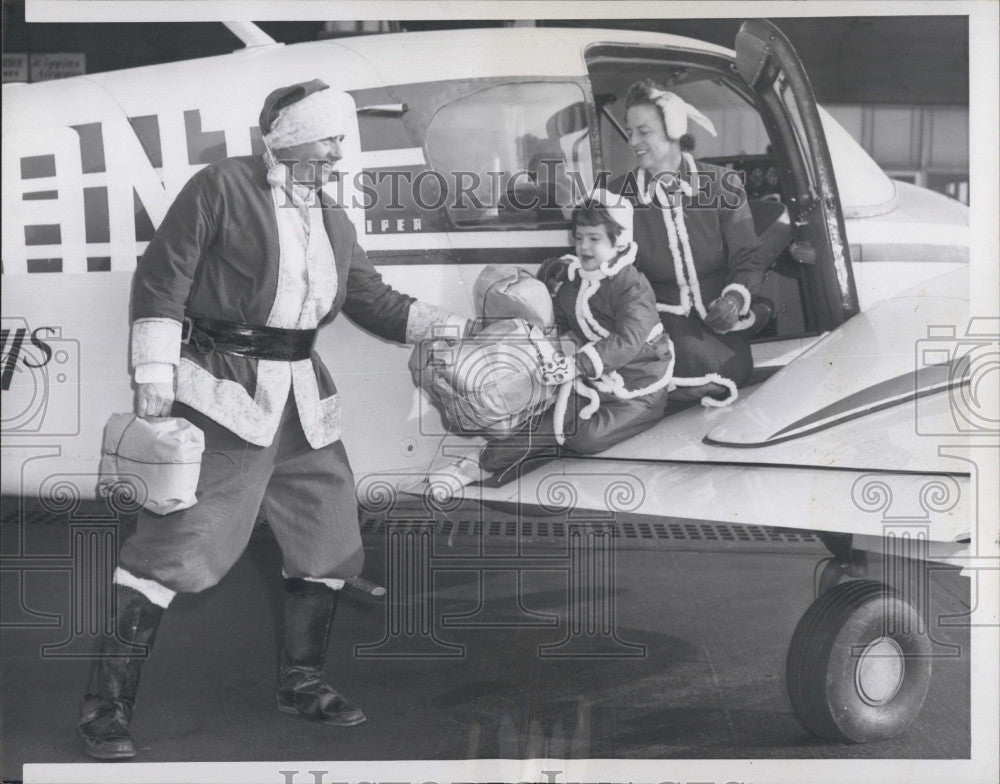 1955 Press Photo Flying Santa Edward Rowe Snow, Anna-Myrle, daughter Dorothy - Historic Images