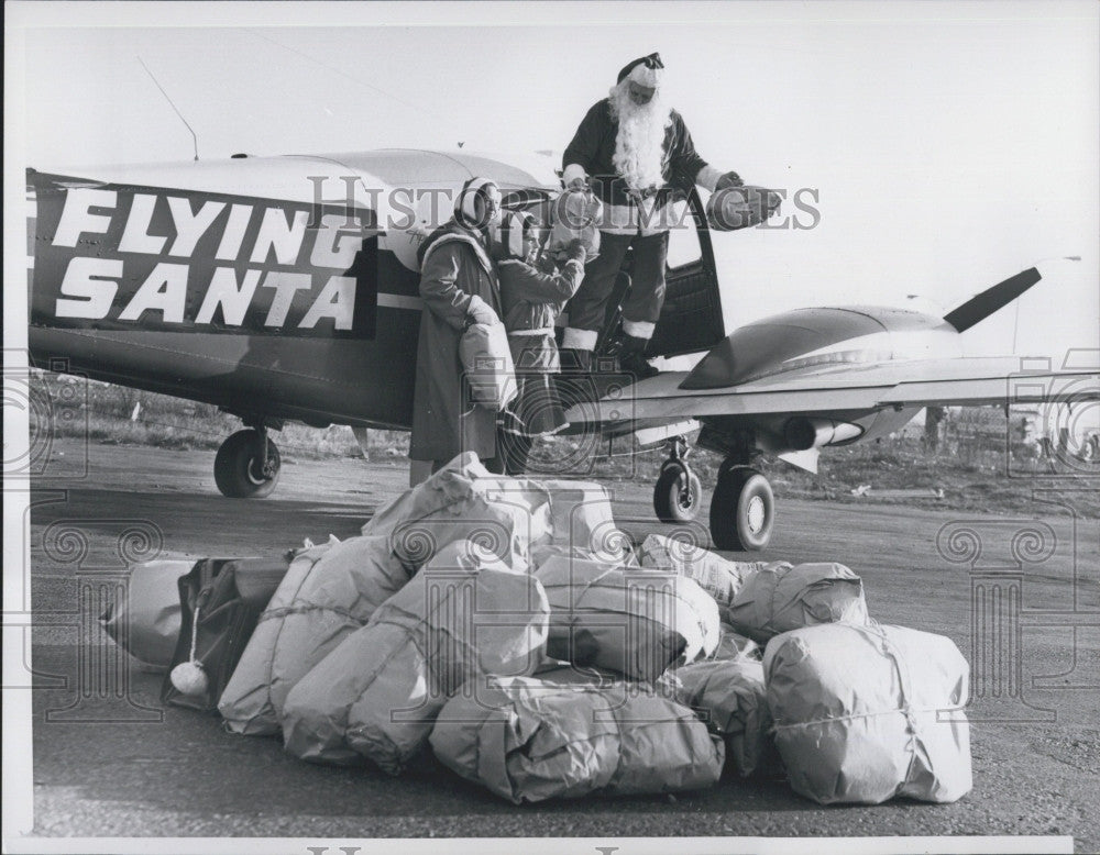 1960 Press Photo Flying Santa Edward Rowe Snow, Anna-Myrle, daughter Dorothy - Historic Images