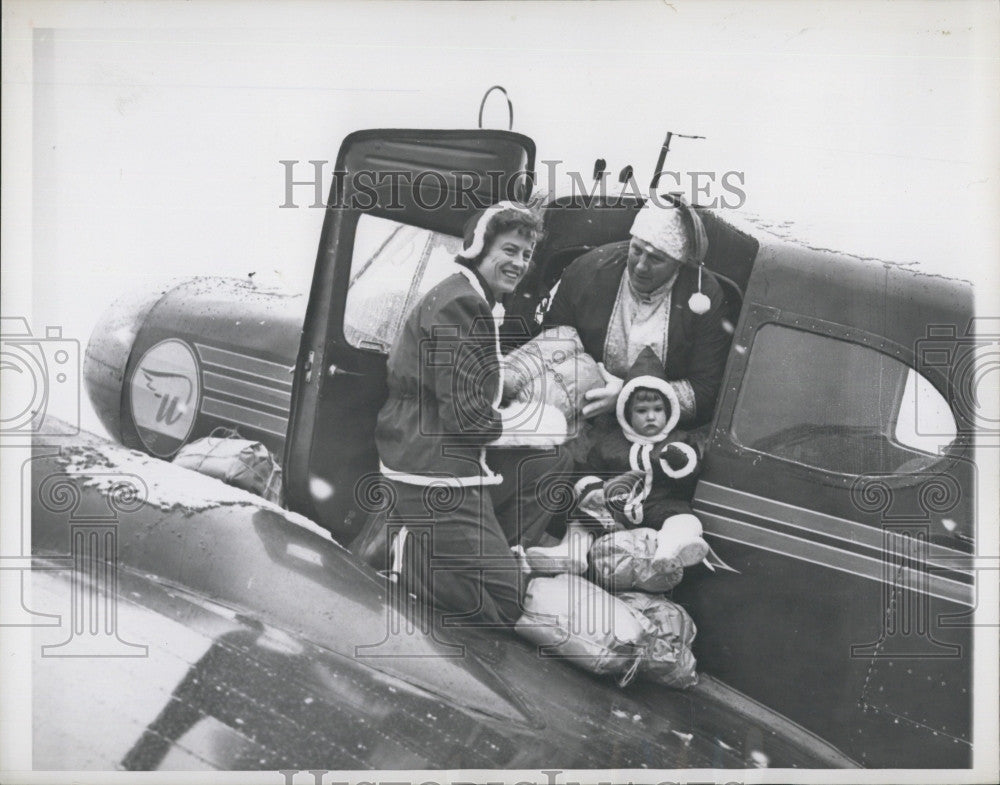 1952 Press Photo Edward Snow Performs &quot;Flying Santa&quot; Shown With Wife &amp; Daughter - Historic Images