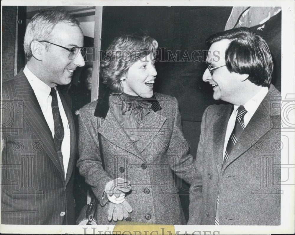 1985 Press Photo Tom Hayden and Wife, Winners of $20,000 Prize in Filene Catalog - Historic Images