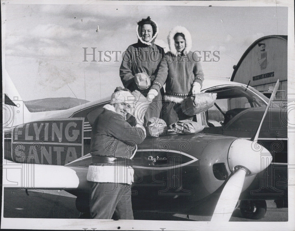 1962 Press Photo Edward Rowe Snow &quot;Flying Santa&#39; And Family Load Xmas Presents - Historic Images