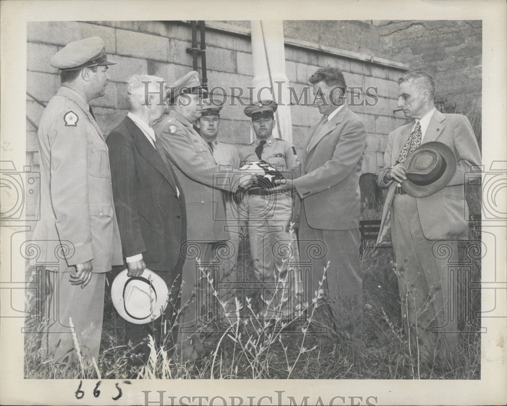 1950 Press Photo Closing of Fort warren ceremonies. with Maj.Jacobos Tenberge - Historic Images