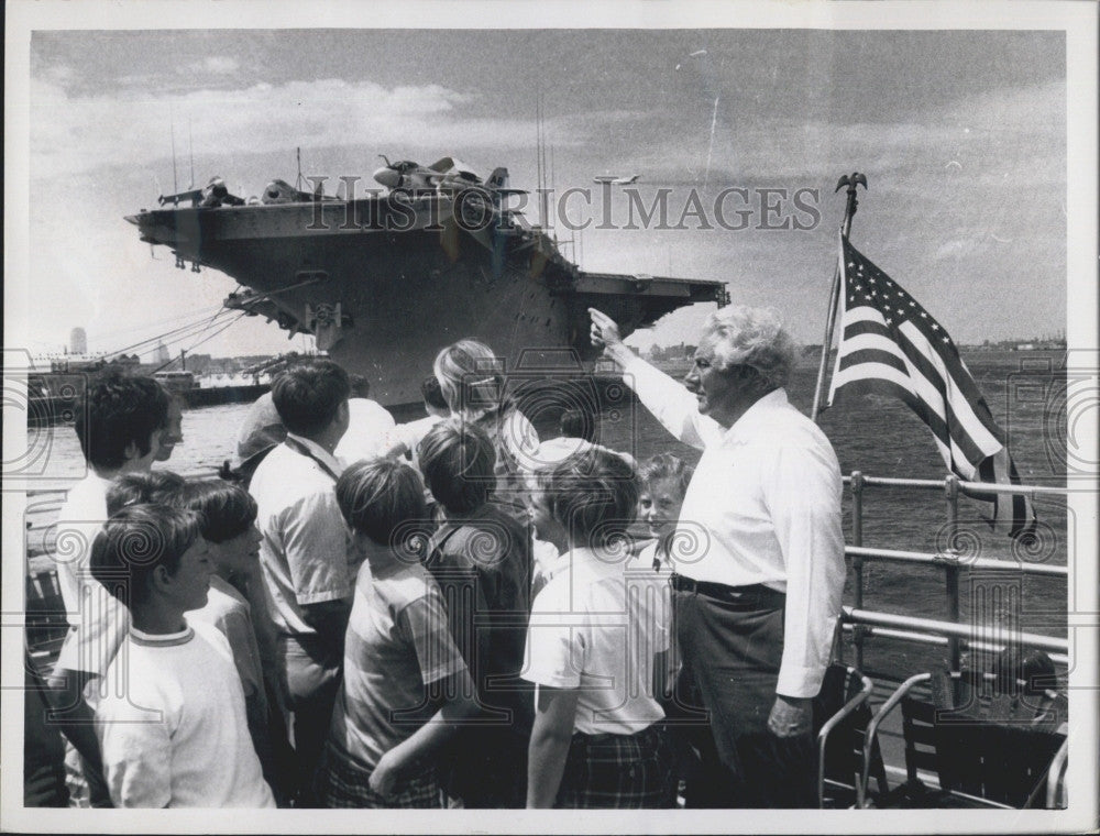 1970 Press Photo Edw.Rowe Snow tell the kids History of J.7.Kennedy. - Historic Images