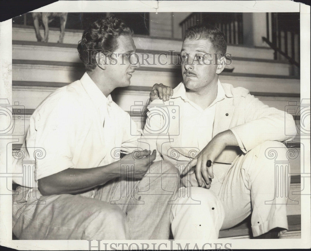 1939 Press Photo Igor Cassino,Society Columnist talk with Col. Thomas A.P.Krock - Historic Images