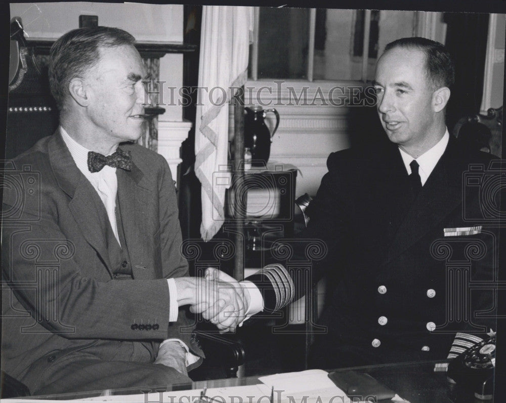 1954 Press Photo Gov. Christian Herter, Captain Philip Snyder - Historic Images