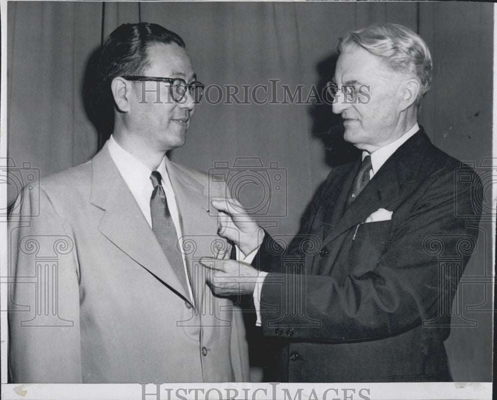 1950 Press Photo Amb. John Chang of Korea presented a Knight of Columbus Pin. - Historic Images