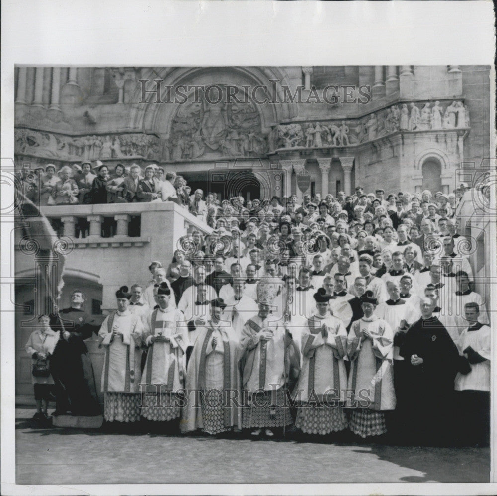 1958 Press Photo 300 Roman Catholics visited Shrine of Ste.Ann-de-Beaupre. - Historic Images