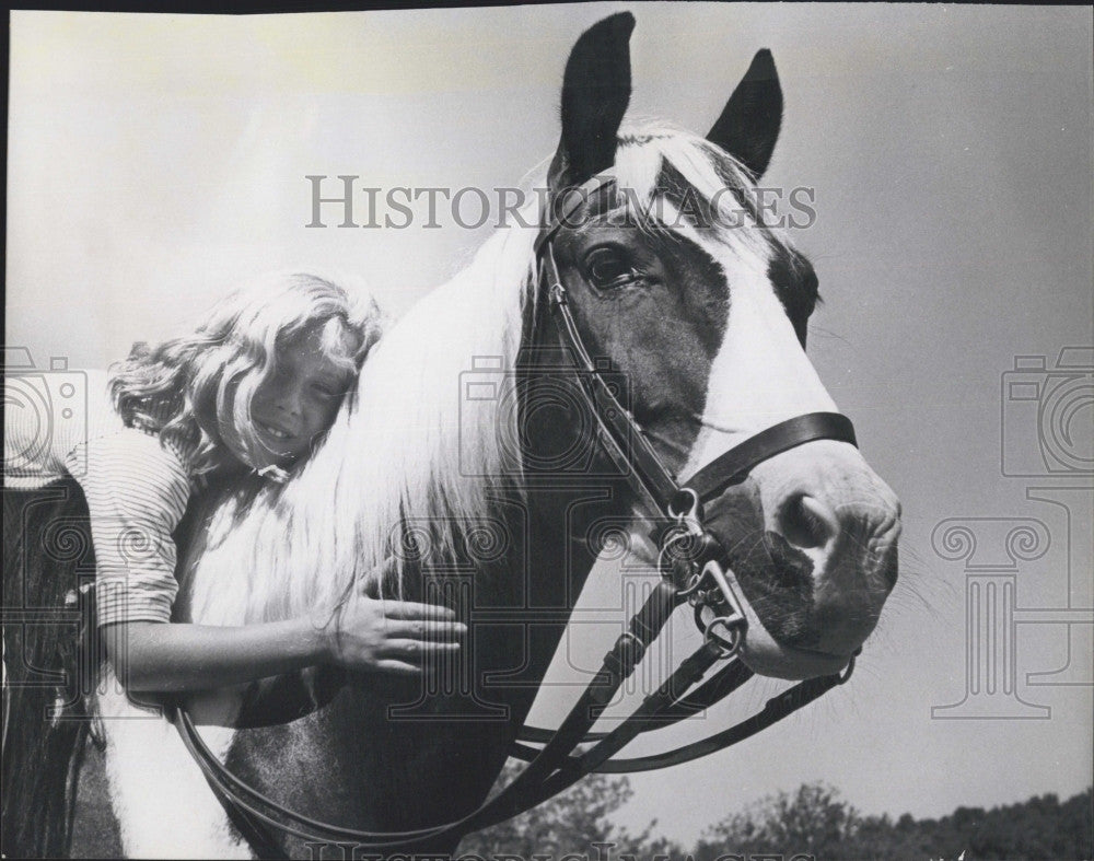 1965 Press Photo Camille Cutler gives her pinto pony Peter Rabbit a big hug. - Historic Images