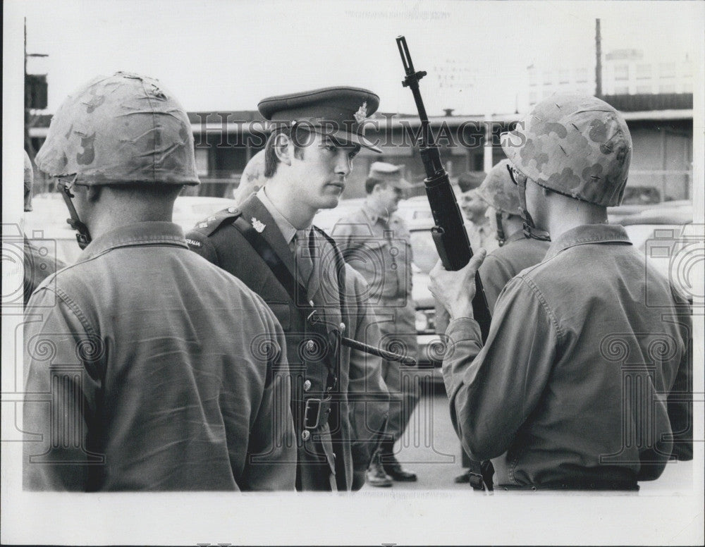 1971 Press Photo Australian officer Lt D Cutler &amp; Boston Marine reserves - Historic Images