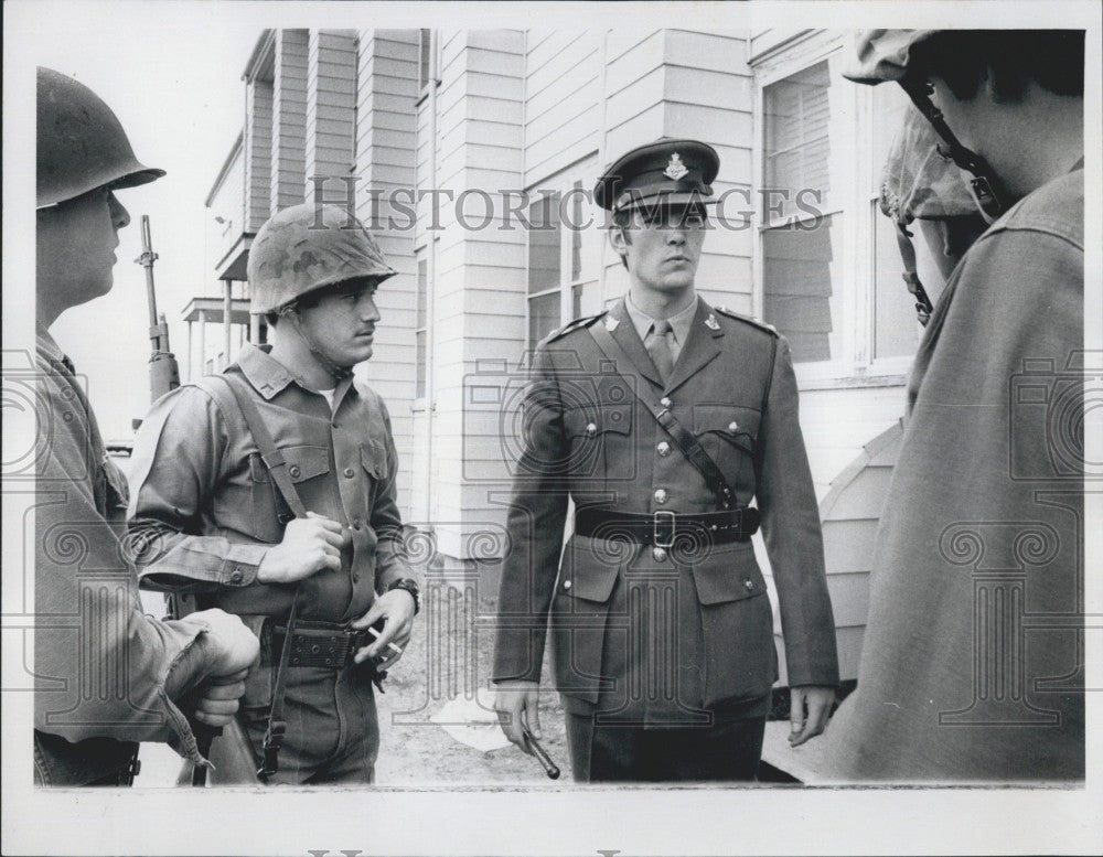 1971 Press Photo Australian officer Lt  D Cutler &amp; Bodton Marine reserves - Historic Images