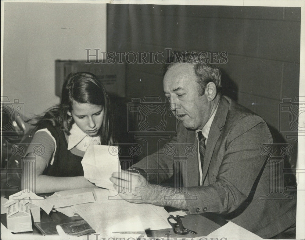 1973 Press Photo Kingmaster John Caulfield with Student Ann Marie Tortora - Historic Images